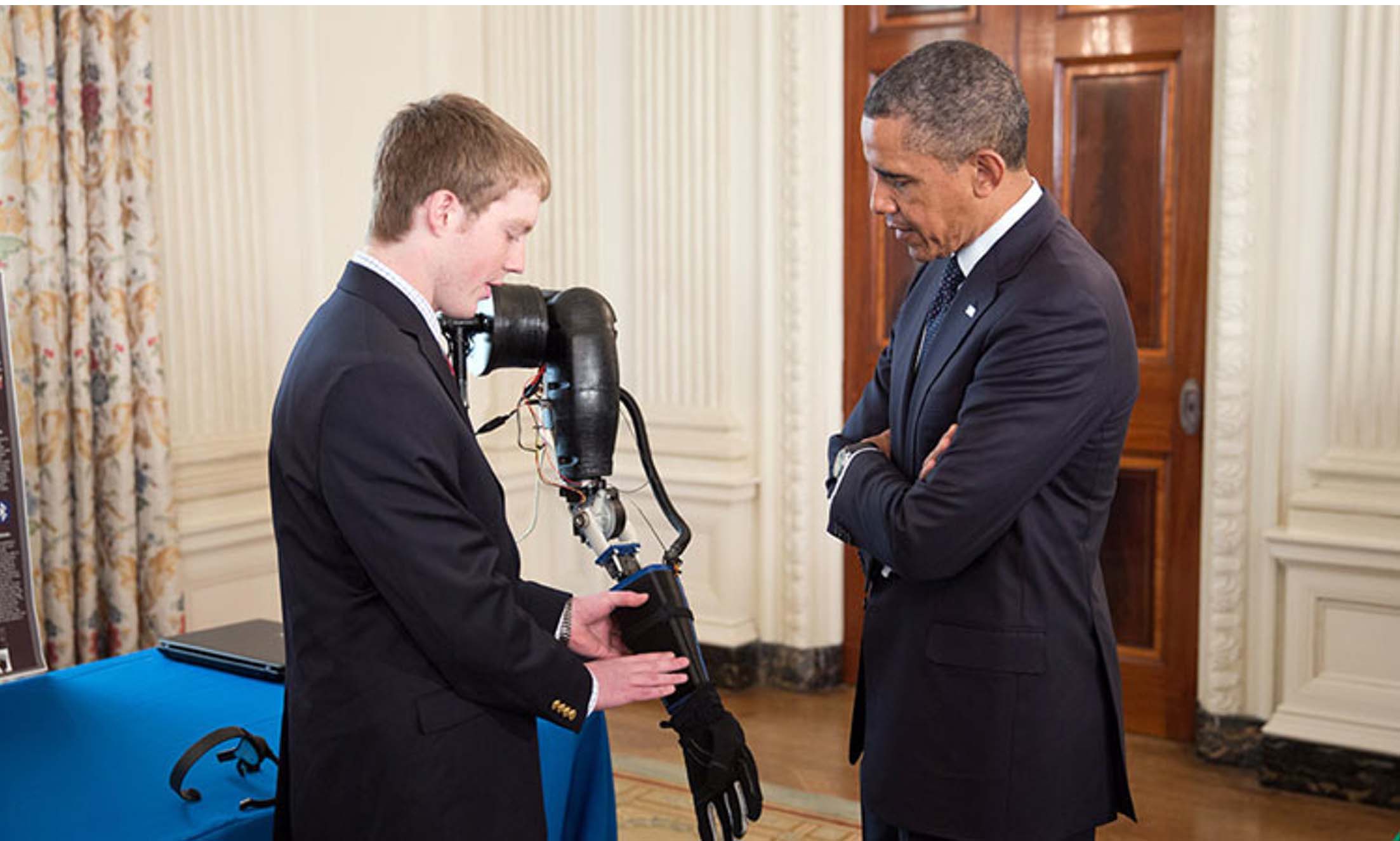 Easton LACHAPELLE présente sa prothèse de bras low cost devant Barack OBAMA